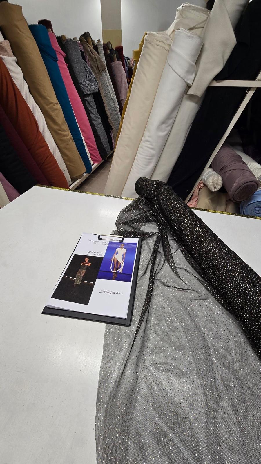 Drapé de tulle pailleté et moodboard couture sur table de coupe