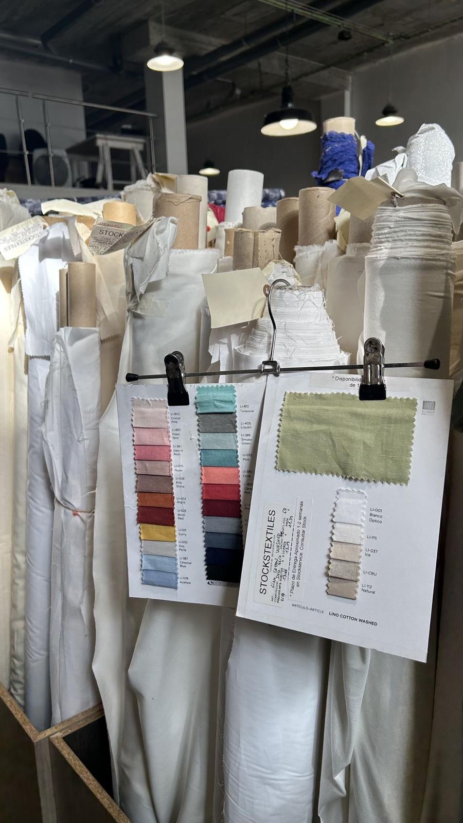 Rouleaux de tissus stock textiles et nuanciers Pantone à l'atelier IMPRESSION Paris