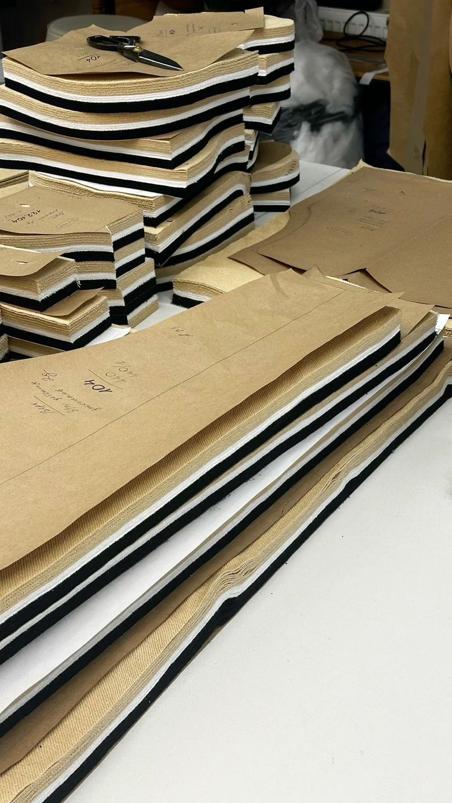 Patrons textiles empilés et préparés pour la production