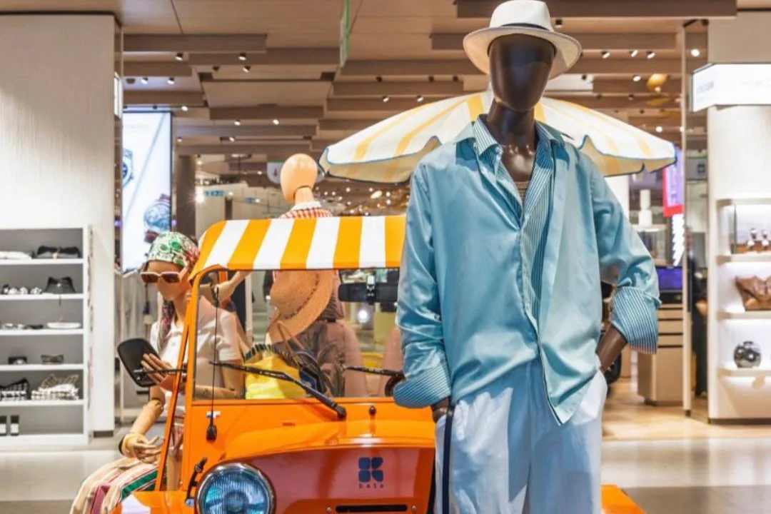 Corner d'activation en grand magasin associant auvent et parasol en textile imprimé