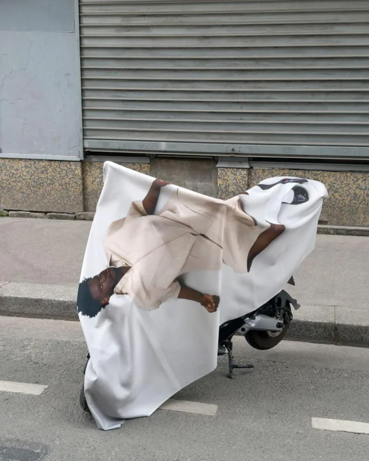 Bâche textile imprimée d'un portrait grand format, installation urbaine