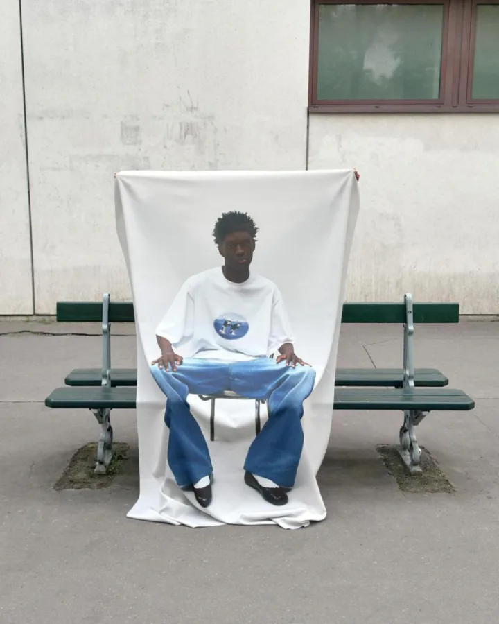 Tenture textile imprimée en trompe-l'œil, mise en scène éditoriale