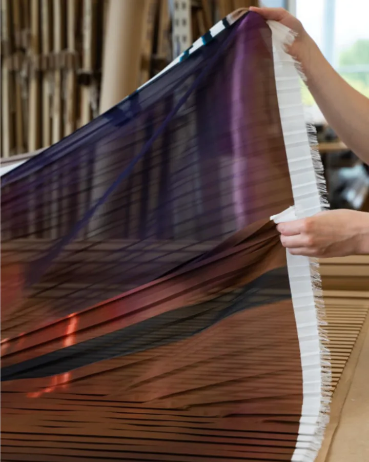 Lé de tissu imprimé plissé manipulé à l'atelier IMPRESSION Paris