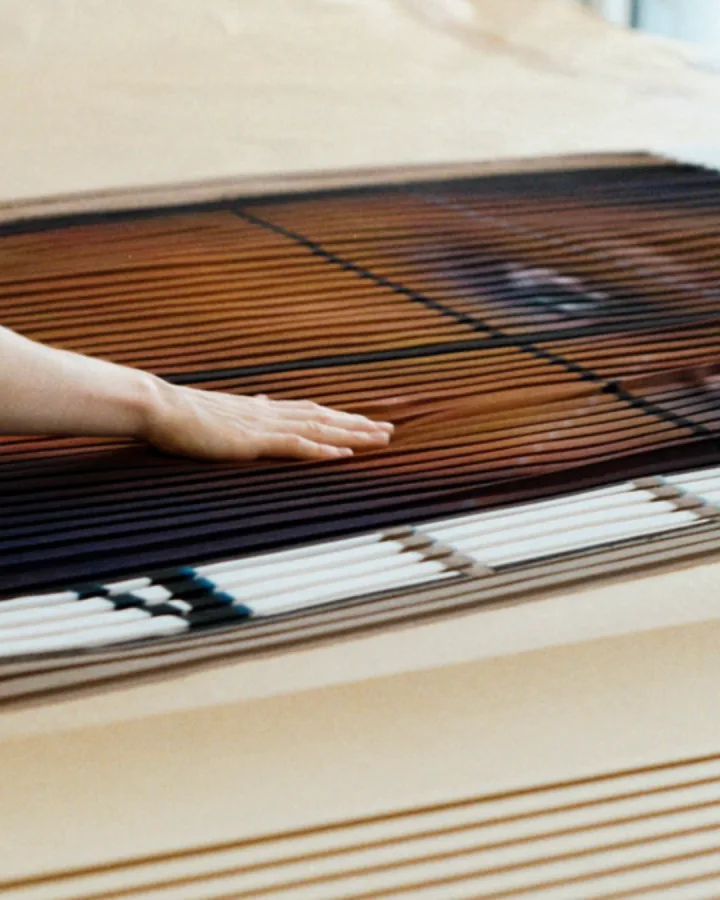 Détail de tissu plissé imprimé lissé à la main, savoir-faire atelier